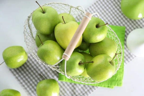 Green apples on windowsill, closeup — Stock Photo, Image