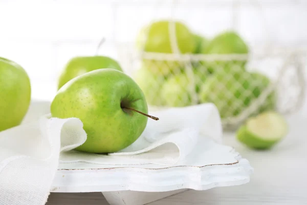 Manzanas verdes en la mesa, primer plano —  Fotos de Stock