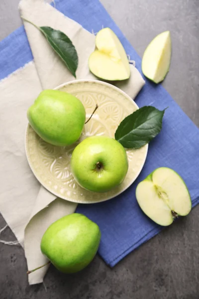 Manzanas verdes sobre mesa de madera con servilletas, vista superior — Foto de Stock