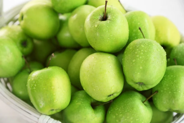 Πράσινα μήλα σε ψάθινο καλάθι, κινηματογράφηση σε πρώτο πλάνο — Φωτογραφία Αρχείου