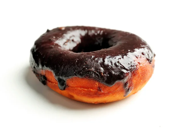 Délicieux beignet avec glaçage au chocolat isolé sur blanc — Photo