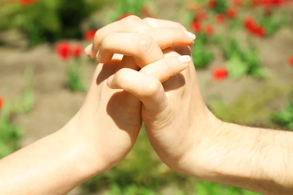 Couple holding hands — Stock Photo, Image