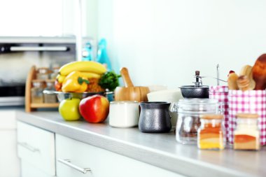 Farklı mutfak eşyaları ile kompozisyon