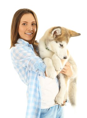 Malamute köpek yavrusu olan kadın