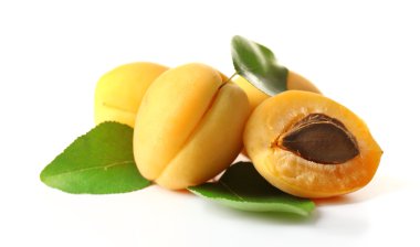 Olgun kayısı üstüne beyaz izole