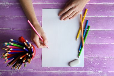 El ile renkli kalemler