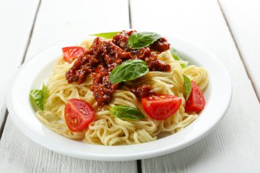 Beyaz tabak spagetti Bolonez