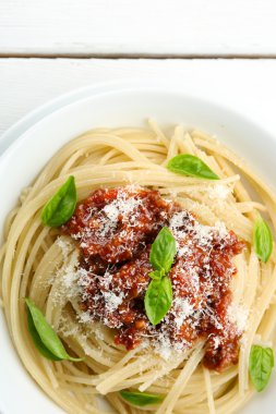 Spagetti Bolognese renk ahşap arka plan üzerinde beyaz kase parmesan peyniri ile