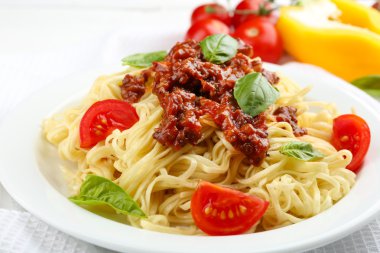 Beyaz tabak spagetti Bolonez