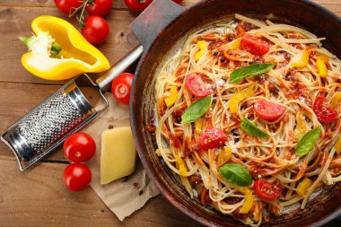 Ev yapımı spagetti Bolognese Pan, ahşap arka plan üzerinde