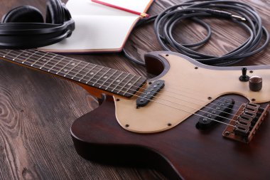 Kulaklıklı elektro gitar.