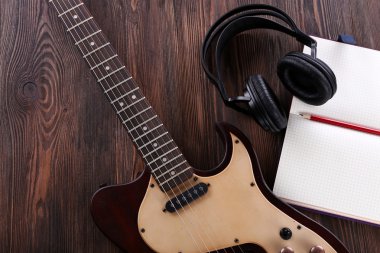 Kulaklıklı elektro gitar.