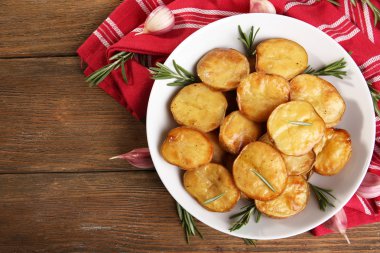 Lezzetli fırında patates kase masada rosemary ile yakın çekim