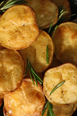 Lezzetli fırında patates rosemary ile yakın çekim