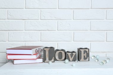 Kitaplar kelime aşk üzerinde tuğla ile arka plan duvar