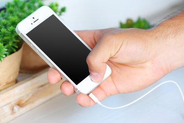 Müzik smartphone üzerinde açık renkli erkek elinde