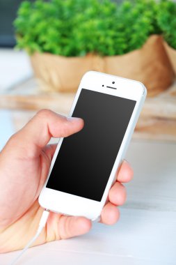 Müzik smartphone üzerinde açık renkli erkek elinde