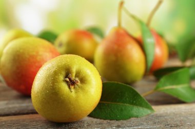 Ahşap arka plan bulanık masaya üzerinde taze armut