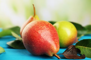 Ahşap arka plan bulanık masaya üzerinde taze armut