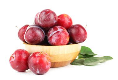 Ahşap kase üzerinde beyaz izole olgun Erik