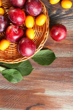 Ahşap masa, üstten görünüm üzerinde olgun Erik