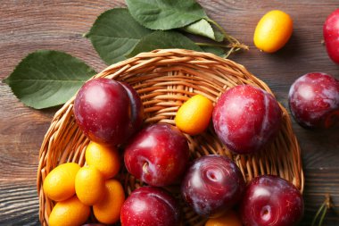 Ahşap masa, üstten görünüm üzerinde olgun Erik