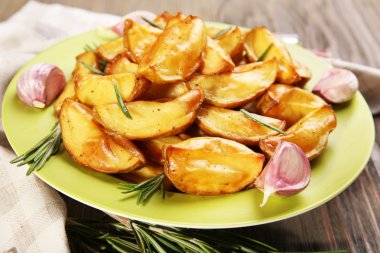 Fırında patates dilimleri üzerinde ahşap masa, portre