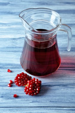 Ahşap masa meyve ile taze garnet suyu kapat