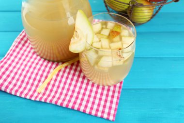 Taze armut suyu masada meyve ile yakın çekim