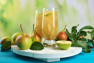 Taze armut suyu meyve parlak zemin üzerine