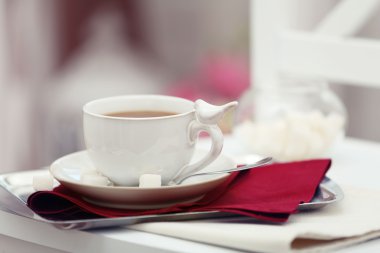 Çay odasında sandalye üzerinde