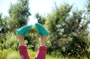 Kadın bacaklar açık havada renkli spor ayakkabı
