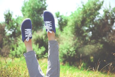 Renkli spor ayakkabı kadın bacaklar 