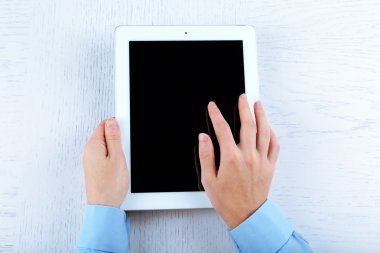 Tablet ile ofiste çalışan eller