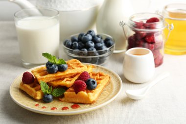 Tatlı ev yapımı gözleme orman meyveleri ve tablo arka plan üzerine sos ile