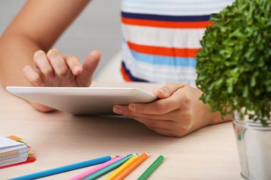 dijital tablet kullanan kadın 