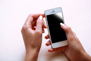 Cep telefonu kullanan kadın