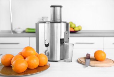 Meyve sıkacağı ve meyve masada