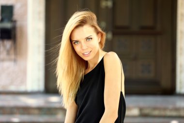 Genç kız şehir sokak poz