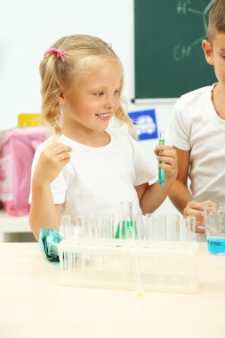 Kimya dersinde şirin öğrenciler