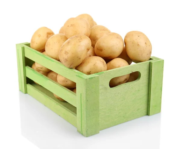 Nieuwe aardappelen in houten tafel geïsoleerd op wit — Stockfoto