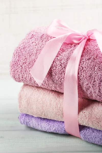 Montón de toallas de colores sobre fondo claro —  Fotos de Stock