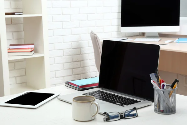 Local de trabalho com computador no escritório — Fotografia de Stock