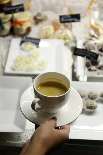 여성의 손을 잡고 커피 한잔 — 스톡 사진