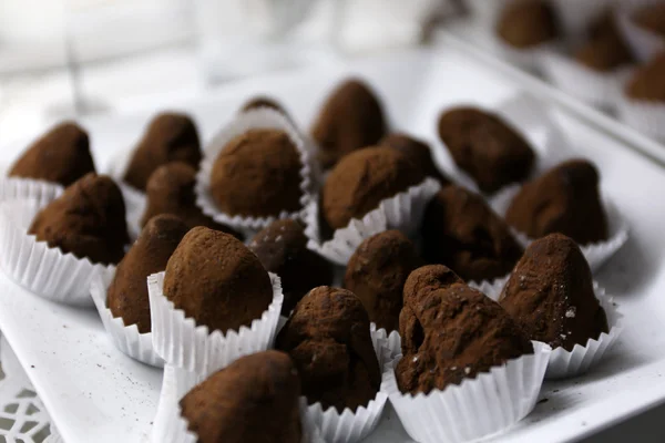 Deliciosos caramelos de chocolate en el plato de cerca — Foto de Stock