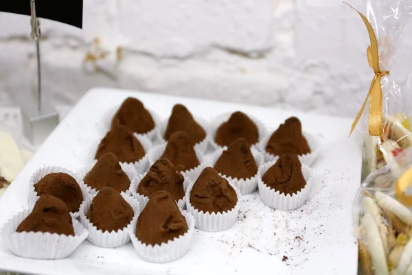 Смачні шоколадні цукерки на тарілці крупним планом — стокове фото
