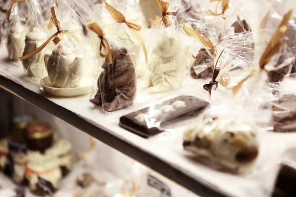 Showcase met chocolade snoepjes close-up — Stockfoto
