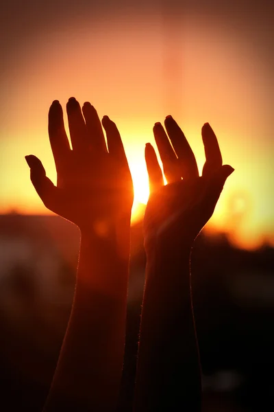 Mãos no fundo por do sol — Fotografia de Stock