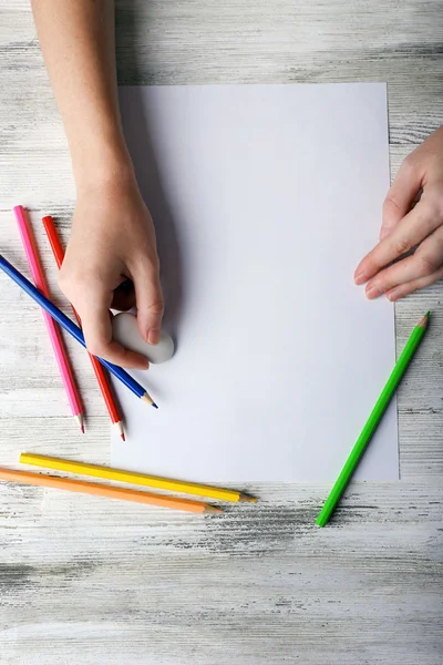Hand med färgpennor — Stockfoto
