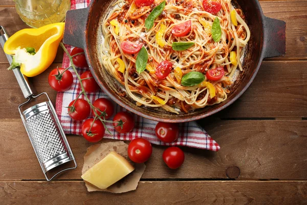 Spaghetti fatti in casa alla bolognese su tegame, su fondo di legno — Foto Stock